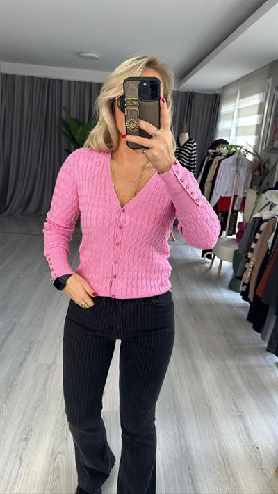 SAÇ ÖRGÜLÜ DÜĞMELİ PEMBE V YAKA TRİKO HIRKA