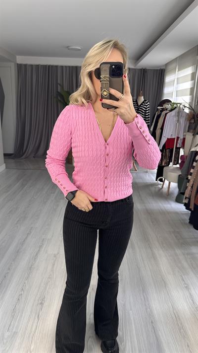 SAÇ ÖRGÜLÜ DÜĞMELİ PEMBE V YAKA TRİKO HIRKA
