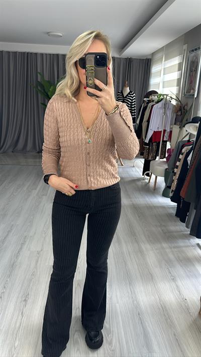 SAÇ ÖRGÜLÜ DÜĞMELİ VİZON V YAKA TRİKO HIRKA