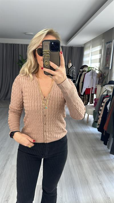 SAÇ ÖRGÜLÜ DÜĞMELİ VİZON V YAKA TRİKO HIRKA