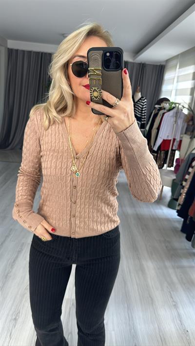 SAÇ ÖRGÜLÜ DÜĞMELİ VİZON V YAKA TRİKO HIRKA