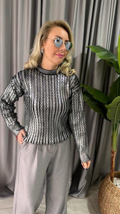 SAÇ ÖRGÜLÜ VARAK BASKILI SİYAH TRİKO