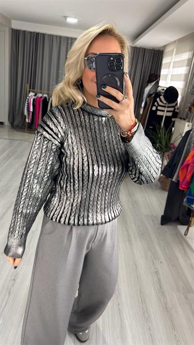 SAÇ ÖRGÜLÜ VARAK BASKILI SİYAH TRİKO