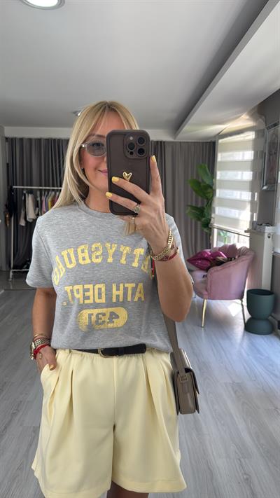 Sarı Baskılı Gri Tişört