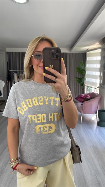Sarı Baskılı Gri Tişört