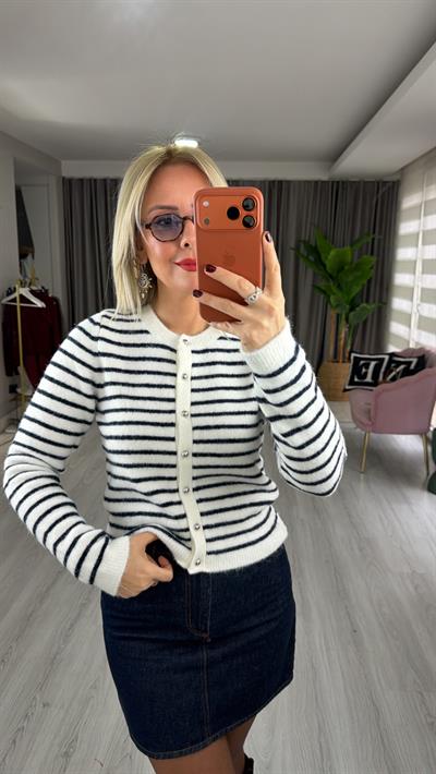 Silver Düğmeli Ekru Lacivert Yumoş Triko Hırka