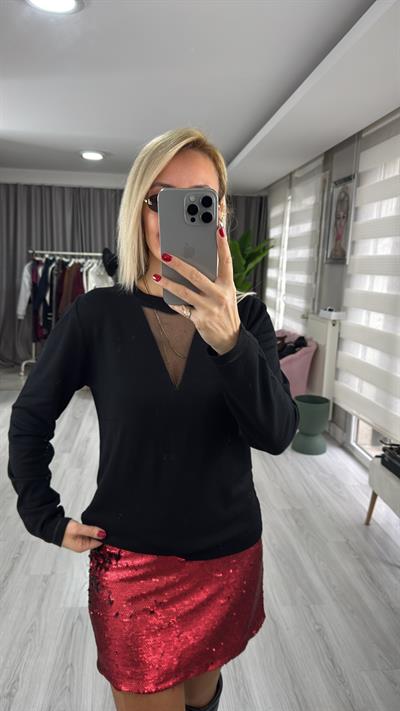 Simli Üçgen Yaka Siyah Triko