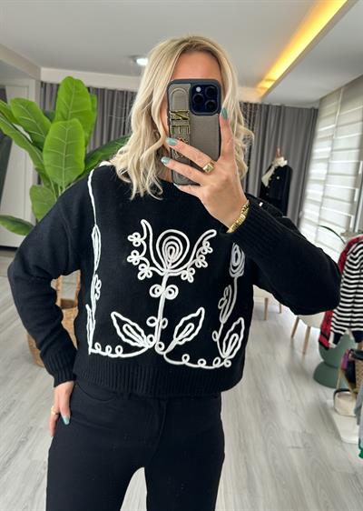 Siyah Bisiklet Yaka Nakış İşlemeli Kazak