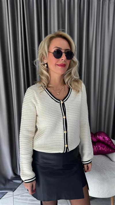 Siyah Biyeli Gold Düğmeli Ekru Triko Hırka