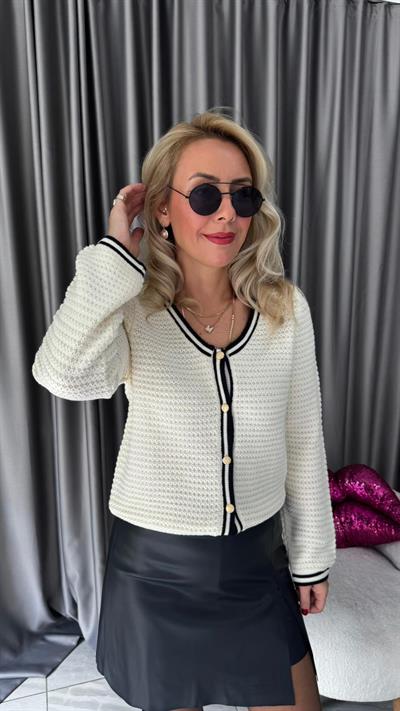 Siyah Biyeli Gold Düğmeli Ekru Triko Hırka