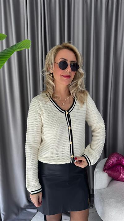 Siyah Biyeli Gold Düğmeli Ekru Triko Hırka