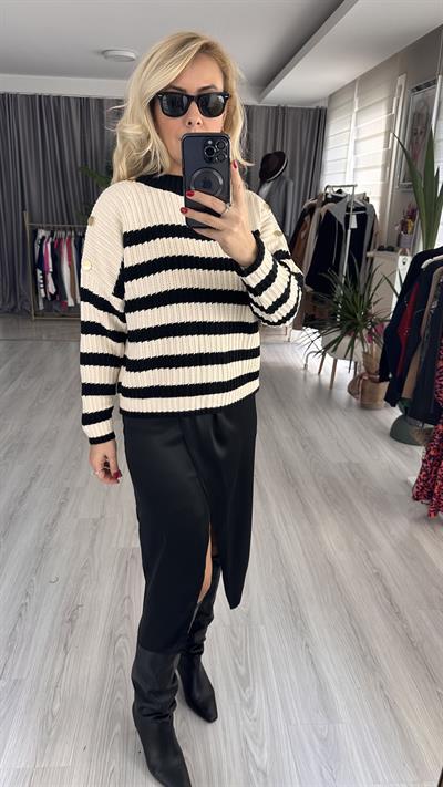 SİYAH ÇİZGİLİ EKRU TRİKO KAZAK