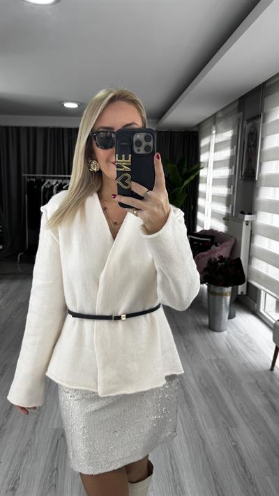 Siyah Kemerli Kruvaze Yaka Ekru Triko Hırka