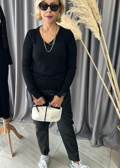 Siyah V Yaka Kolu Yırtmaçlı Triko 