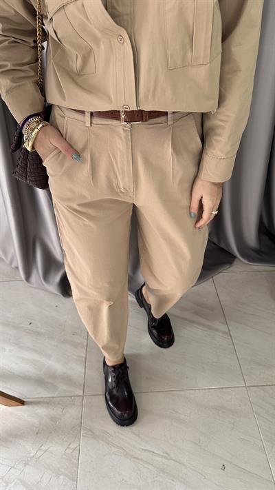 TABA KEMERLİ, LİKRALI GABARDİN KUMAŞ, BEJ PANTOLON
