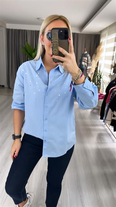 TAŞ DETAYLI MAVİ GÖMLEK
