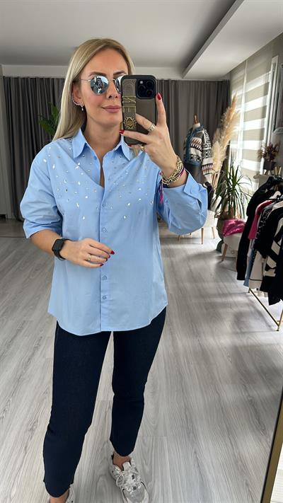 TAŞ DETAYLI MAVİ GÖMLEK