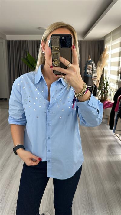 TAŞ DETAYLI MAVİ GÖMLEK