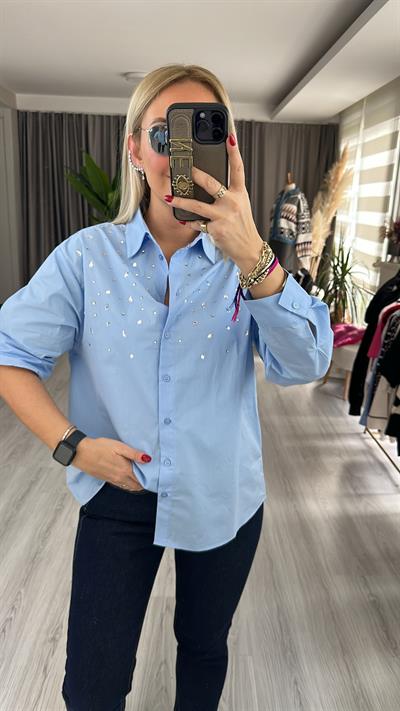 TAŞ DETAYLI MAVİ GÖMLEK