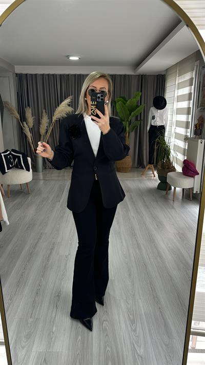 TEK DÜĞMELİ GÜL BROŞLU SİYAH CEKET