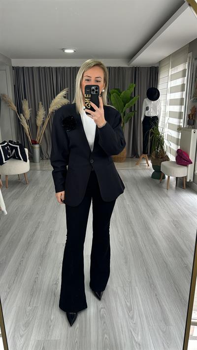 TEK DÜĞMELİ GÜL BROŞLU SİYAH CEKET