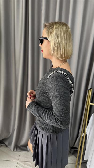 TEK OMUZ TAŞ DETAY GRİ KAZAK