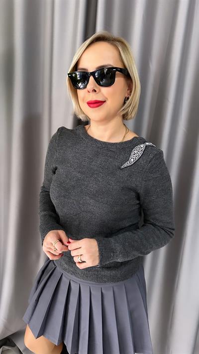 TEK OMUZ TAŞ DETAY GRİ KAZAK