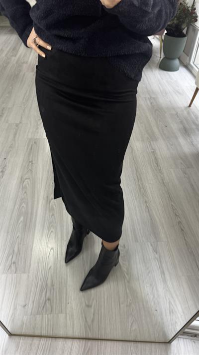 Tek Yırtmaç Detaylı Siyah Süet Etek