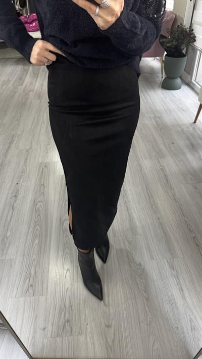 Tek Yırtmaç Detaylı Siyah Süet Etek