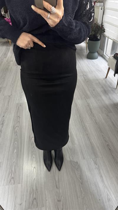 Tek Yırtmaç Detaylı Siyah Süet Etek