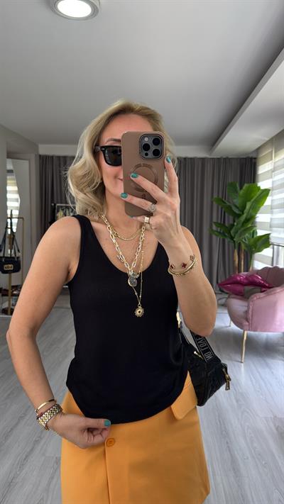 U Yaka Siyah Triko Bluz