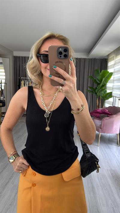 U Yaka Siyah Triko Bluz