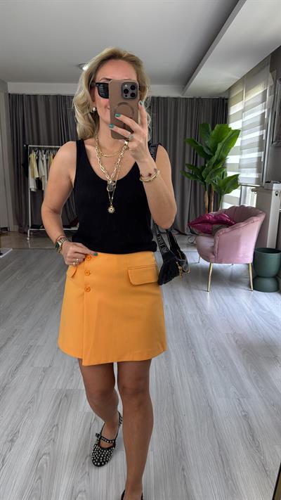 U Yaka Siyah Triko Bluz