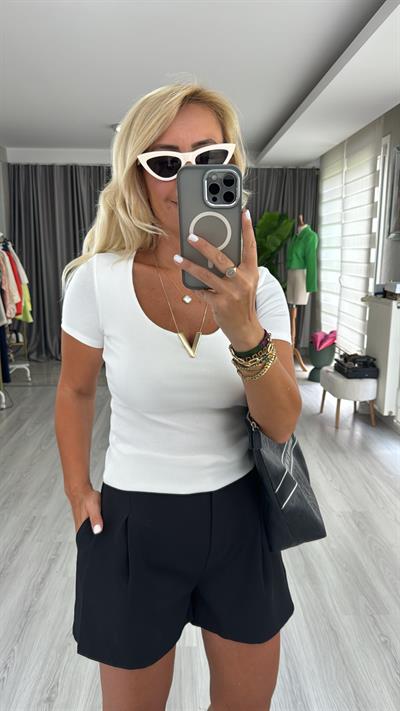 V Toka Detaylı Beyaz Tişört