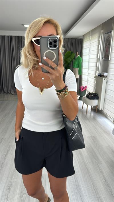 V Toka Detaylı Beyaz Tişört