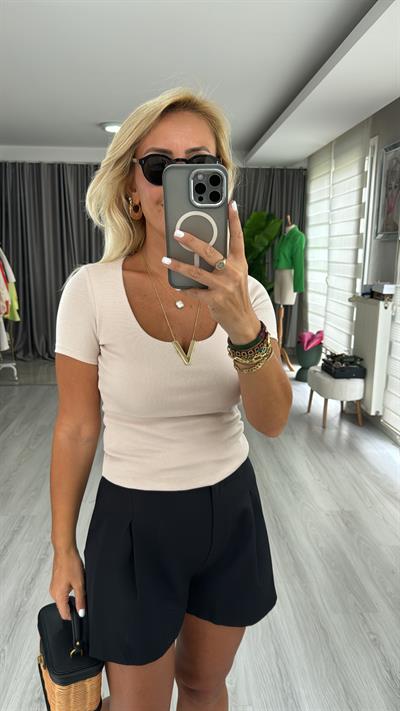 V Toka Detaylı Bej Tişört