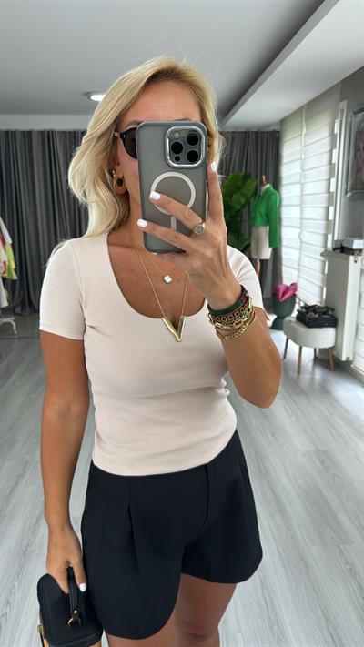 V Toka Detaylı Bej Tişört