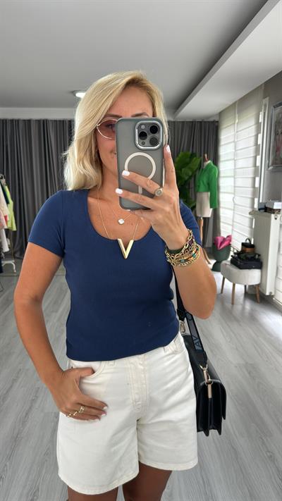 V Toka Detaylı Lacivert Tişört
