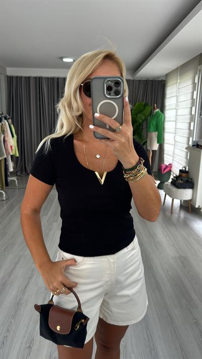 V Toka Detaylı Siyah Tişört