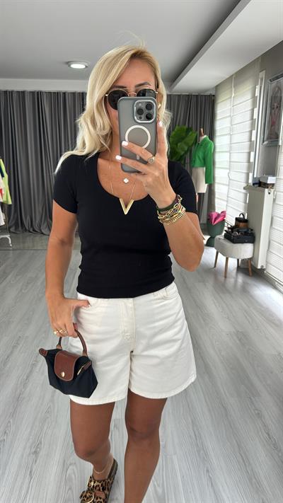 V Toka Detaylı Siyah Tişört