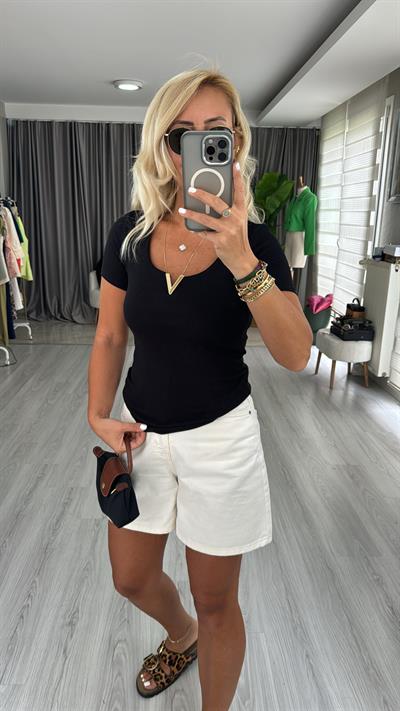 V Toka Detaylı Siyah Tişört