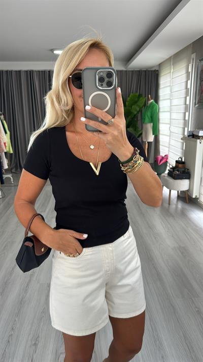 V Toka Detaylı Siyah Tişört