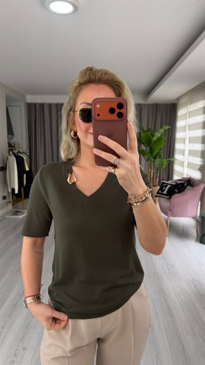 V Yaka Aksesuar Detaylı Haki İpek Dokulu Triko