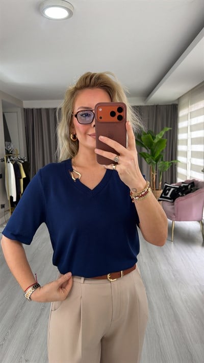 V Yaka Aksesuar Detaylı Lacivert İpek Dokulu Triko