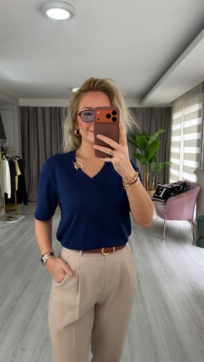 V Yaka Aksesuar Detaylı Lacivert İpek Dokulu Triko