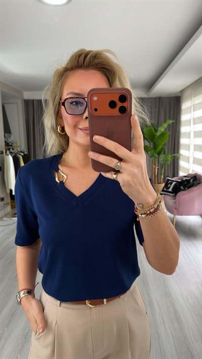 V Yaka Aksesuar Detaylı Lacivert İpek Dokulu Triko
