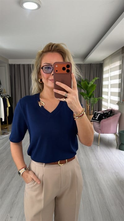 V Yaka Aksesuar Detaylı Lacivert İpek Dokulu Triko