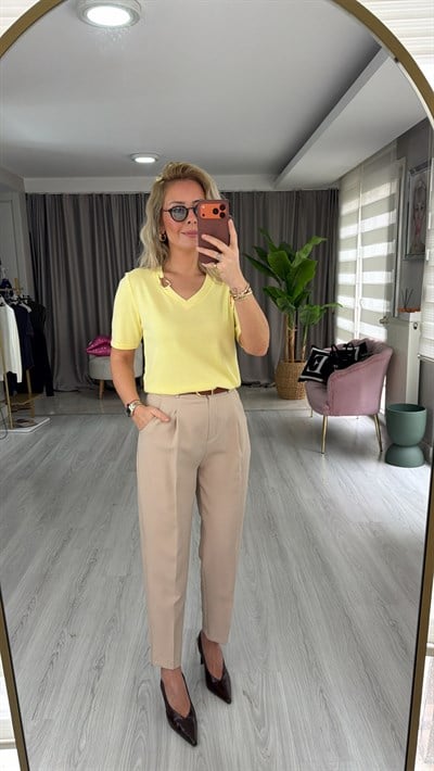 V Yaka Aksesuar Detaylı Sarı İpek Dokulu Triko