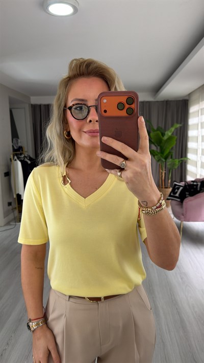 V Yaka Aksesuar Detaylı Sarı İpek Dokulu Triko