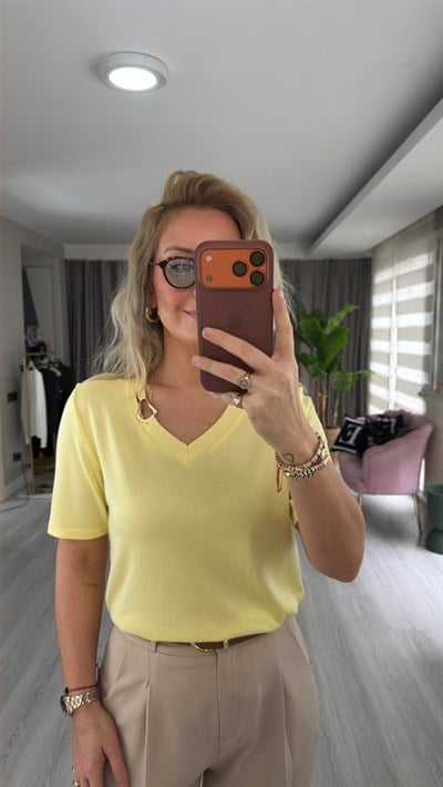 V Yaka Aksesuar Detaylı Sarı İpek Dokulu Triko